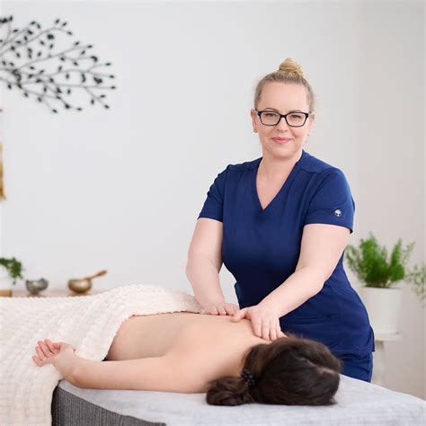 Mokytoja rodo masažo judesius ant manekeno