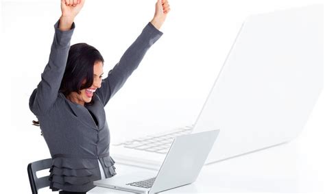 nėščia moteris prie kompiuterio