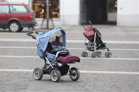 Darbuotojas taiso vaikiško vežimėlio ratą