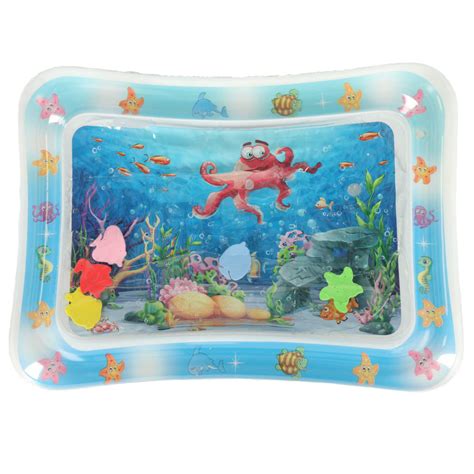 Spalvingi gyvūnėliai plaukiojantys vandens kilimėlio viduje