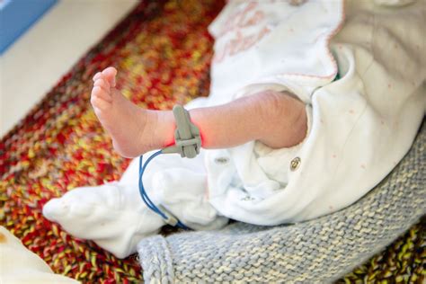 Naujagimis inkubatoriuje su medicinos įranga