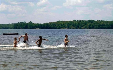 Vaikai maudosi ežere