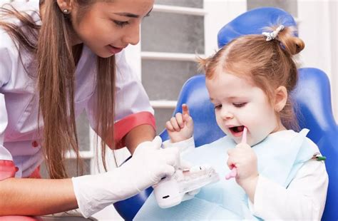 kūdikio burnos apžiūra pas odontologą