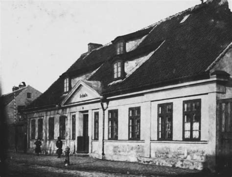 Architektūrinis pastatas su užrašu