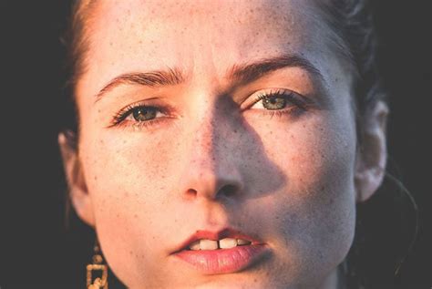 moters veidas su pykinimo išraiška