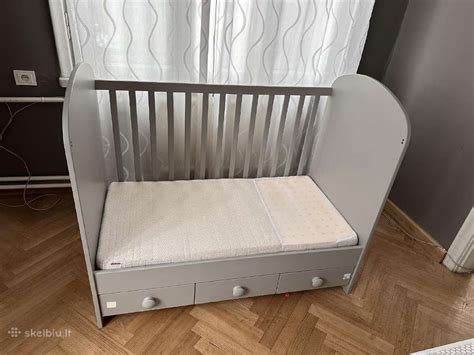 vaikiška lovytė su čiužiniu ir apsaugomis