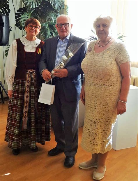 vyras sėdi su galva rankose