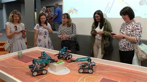 Vaikai, dirbantys su robotais
