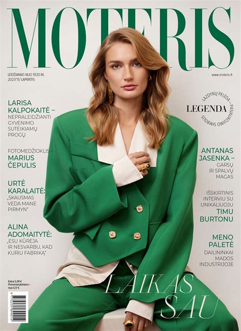 Moteris, užsirašinėjanti sapną