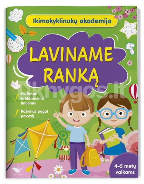 Vaiko ranka atveria knygos langelį