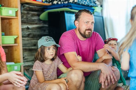 Vaikai, tyrinėjantys gamtą lauke