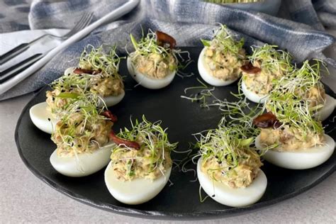 Įdaryti kiaušiniai ant lėkštės