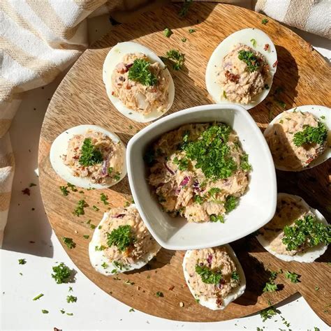 Įdaryti kiaušiniai su rūkyta skumbre ir žalumynais