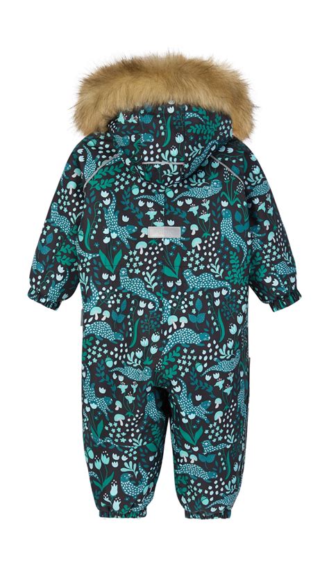 Vaikiškas kombinezonas drakonas, parodytas iš arti