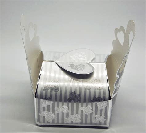 Dovanų dėžutė su kaspinėliu