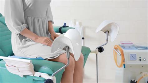 Moters reprodukcinės sistemos iliustracija su gimdymo takais