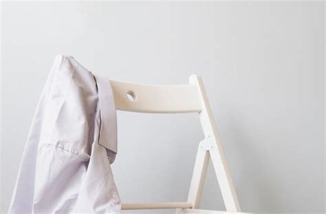 Nėščioji sėdi ant kėdės atlošo