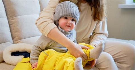 Auklė su kūdikiu žaidžia