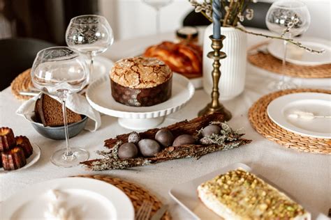 Velykų stalas su virtuviniais kiaušiniais