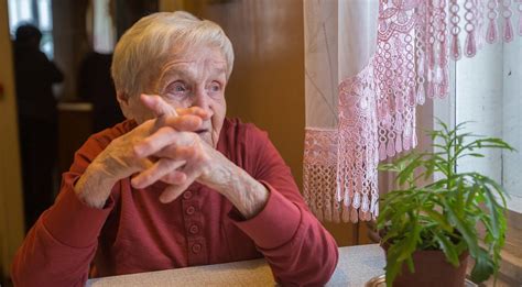 Senyvo amžiaus žmogaus ranka, laikanti kitą, jaunesnę ranką