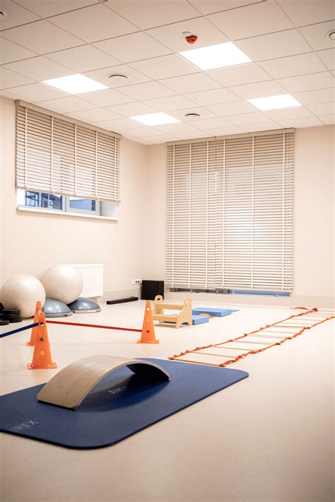 Vaikas, atliekantis fizioterapijos pratimus