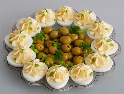 paruošti įdaryti kiaušiniai ant stalo