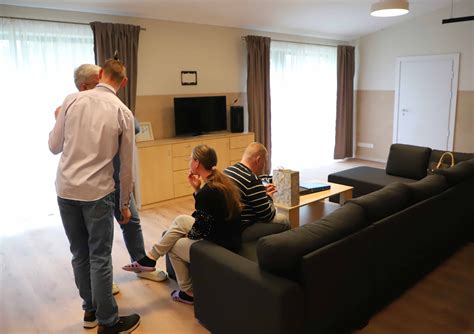 Žmonės bendrauja grupinio gyvenimo namuose