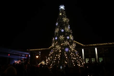 Snaigės, krentančios ant miesto gatvės