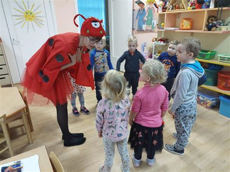 Vaizdas su įvairiais pasakų personažais