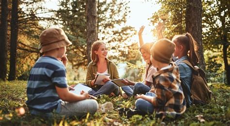 Vaikai eina į mokyklą