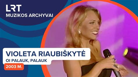 Jauna Violeta Riaubiškytė dainuoja scenoje