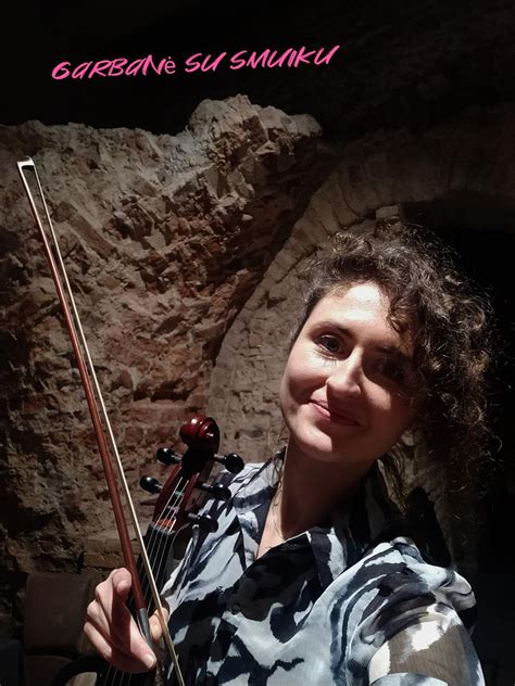 Jaunas Igoris Nikolajevas groja smuiku