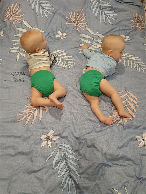 Infografika, lyginanti vienkartinių ir daugkartinių sauskelnių pliusus ir minusus