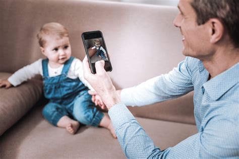 Nuotrauka, vaizduojanti tėvus, besinaudojančius trumpalaikiu poilsiu