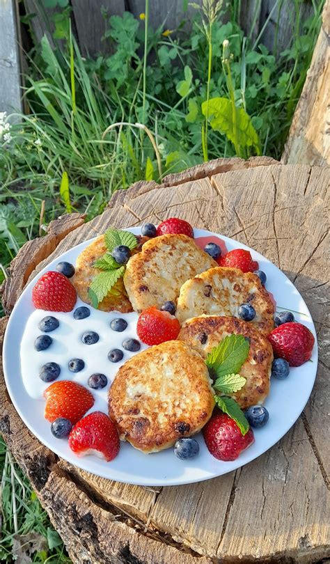 pusryčių stalas su grūdų koše ir vaisiais