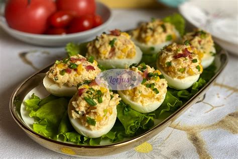 gražiai patiektos įdaryti kiaušiniai