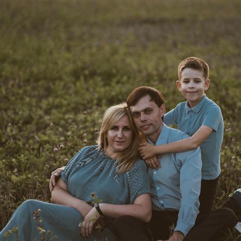 senjoras, žiūrintis į šeimos nuotrauką