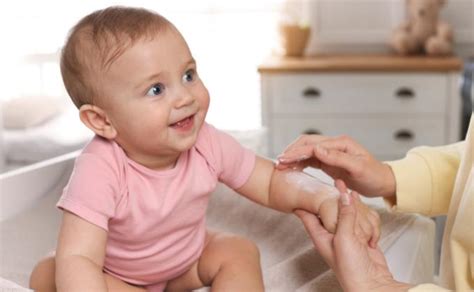 mama tepa kūdikio odą drėkinamuoju kremu