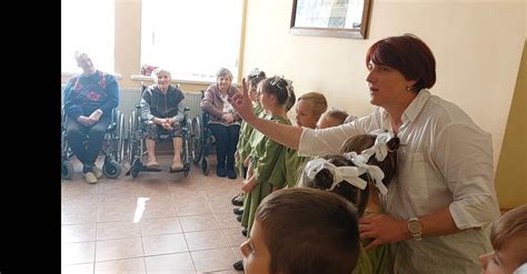 Žmonės, gaunantys socialinę pagalbą senelių namuose