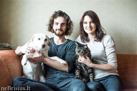 Šuo ir katinas glaudžiasi kartu