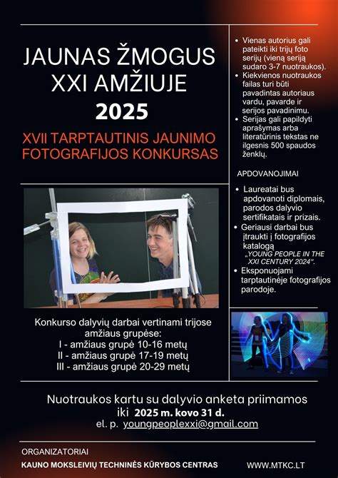 Jaunas žmogus glostantis šunį