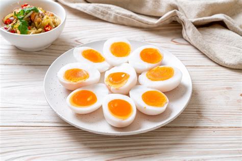 Originaliai patiekti virti kiaušiniai „lizdelyje“
