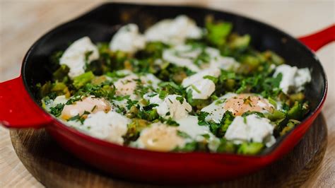 Žalioji šakšuka su daržovėmis ir kiaušiniais