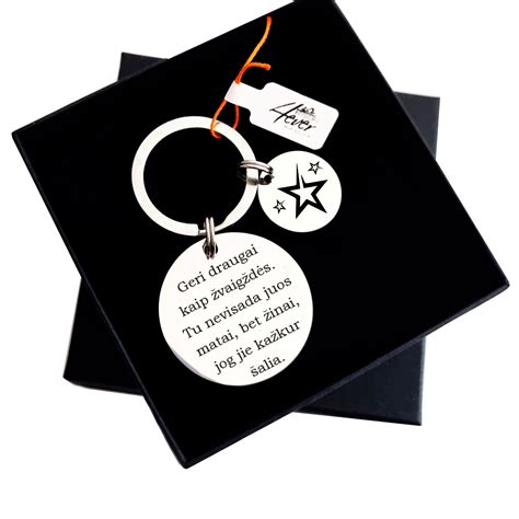Graviruoti raktų pakabukai su įvairiais simboliais