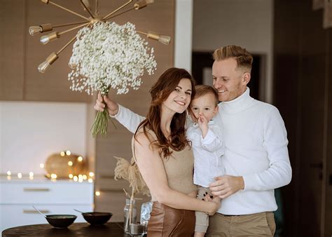 Vyras ir dukra, švenčiantys gimtadienį