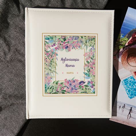 Rankose laikomas nuotraukų albumas