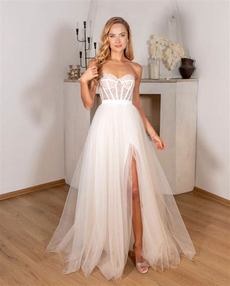 Vestuvinės suknelės su korsetu ir tiulio sijonu