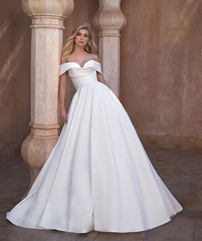 Įvairių spalvų vestuvinės suknelės