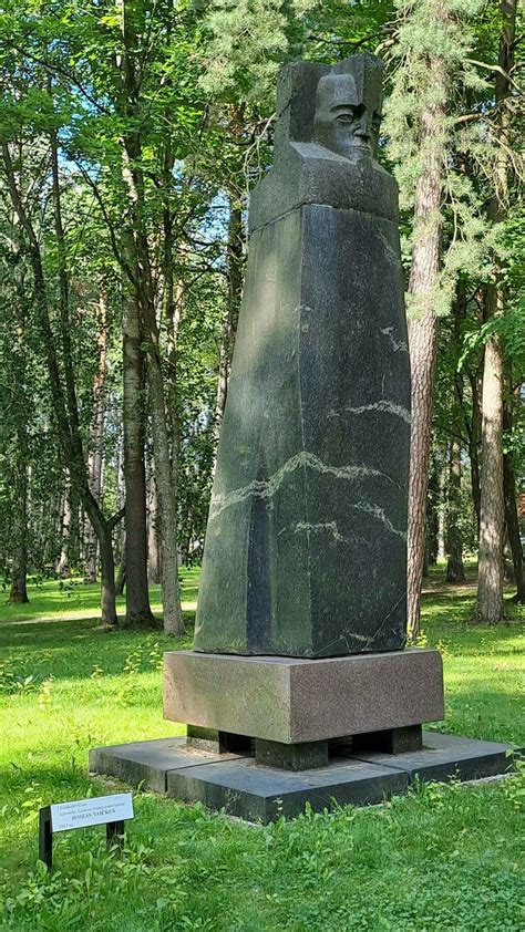 Miko Suraučiaus pastatytas paminklas giminei Druskininkuose