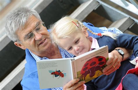 Kūdikis skaito knygą su tėvais